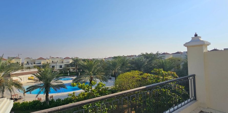Kaupunkipientalo Ras Al Khaimah, Arabiemiraatit 4 makuuhuonetta, 376 m2 № 734670