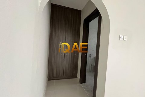 Villa in Mirdif, Dubai, UAE 4 bedrooms, 144.2 sq.m. № 517857 - photo 5