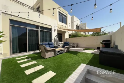 Kuća u nizu u Dubai, UAE 217 m2, 4 spavaćih soba Br. 737920