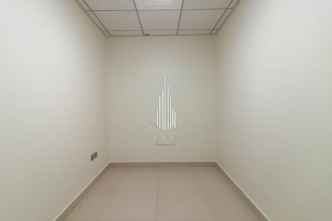 Apartamento en alquiler en Al Khalidiya, Abu Dhabi, EAU 3 dormitorios, 235.8 m2 № 572824 - foto 11