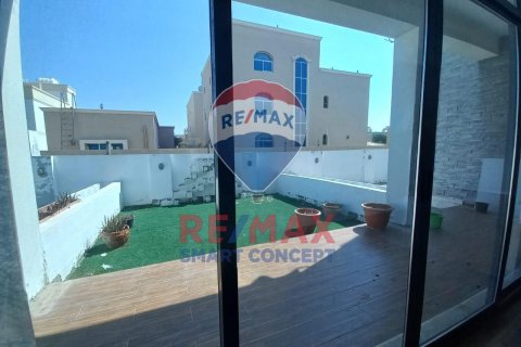 וילה להשכרה ב Khalifa City, Abu Dhabi, איחוד האמירויות  420 מ"ר, מספר 570242 - תמונה 3