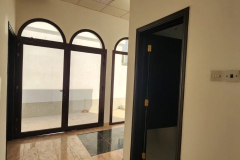 Vilë në Al Mairid, Ras Al Khaimah, Emiratet e Bashkuara Arabe 3 dhoma gjumi, 279 m2. № 735017 - Foto 8