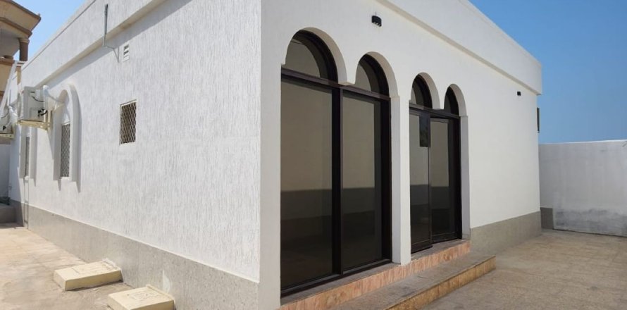 Vilë në Al Mairid, Ras Al Khaimah, Emiratet e Bashkuara Arabe 3 dhoma gjumi, 279 m2. № 735017