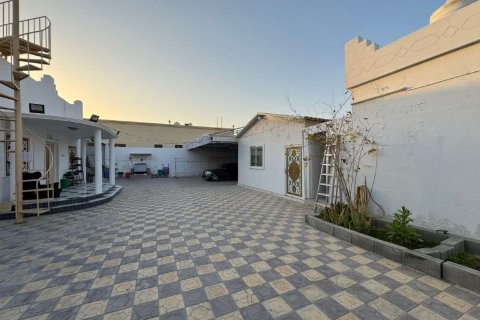 Vilë në Seih Al Harf, Ras Al Khaimah, Emiratet e Bashkuara Arabe 5 dhoma gjumi, 595 m2. № 735018