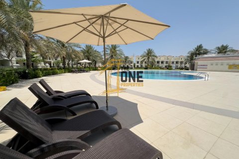 Таунхаус Al Hamra Village, Рас-эль-Хайма, БАӘ-да 3 жатын бөлмелер, 258.8 м² № 578324 - фото 1